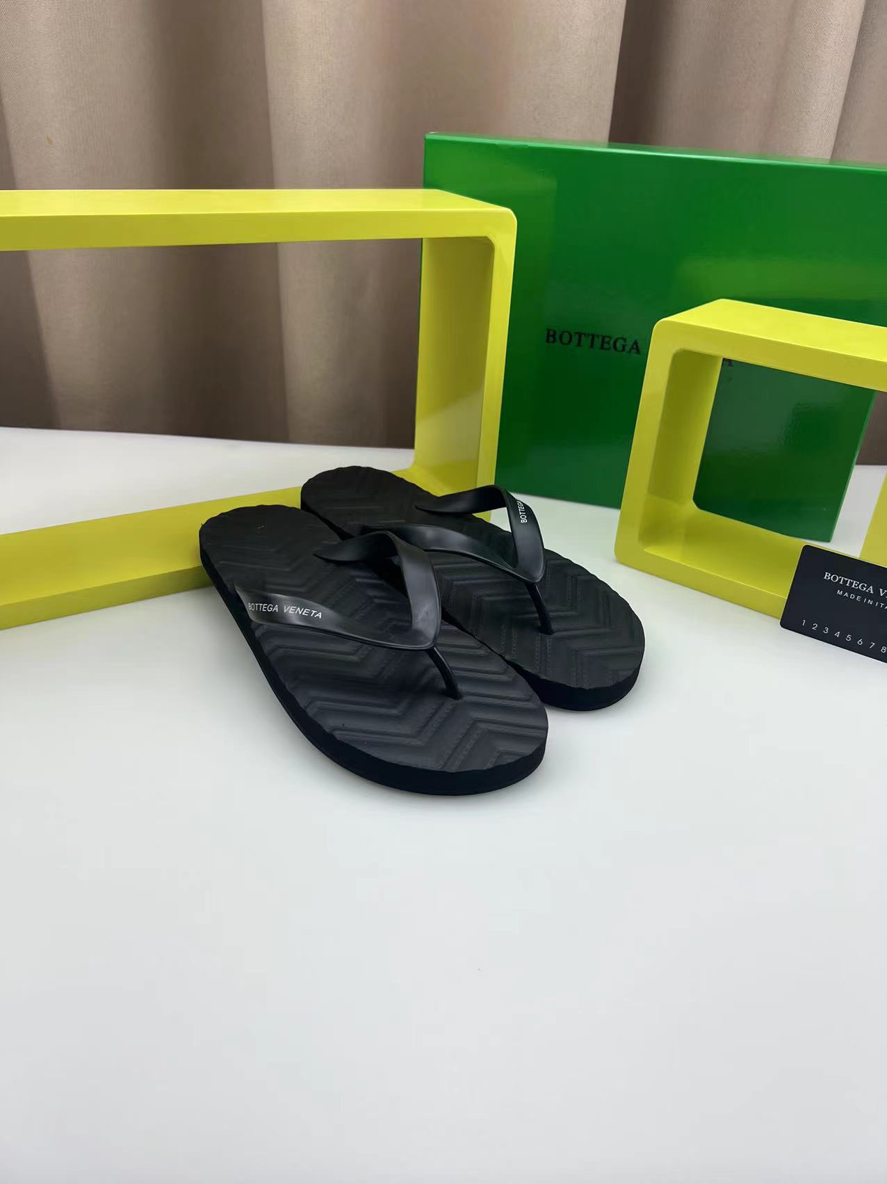 H0 。你懂的Bottega Veneta 高端1:1开模定制，原版升级版大底，更轻便，防滑。市场顶级品质，众多明星亲身演绎，时尚主打潮流，百搭爆款，简单不失品味，潮人必备，散发时尚休闲气息，时尚就在脚下，自信满满，专柜同款包装齐全，夏季拖鞋的季节来了，穿起来🚸。38-46