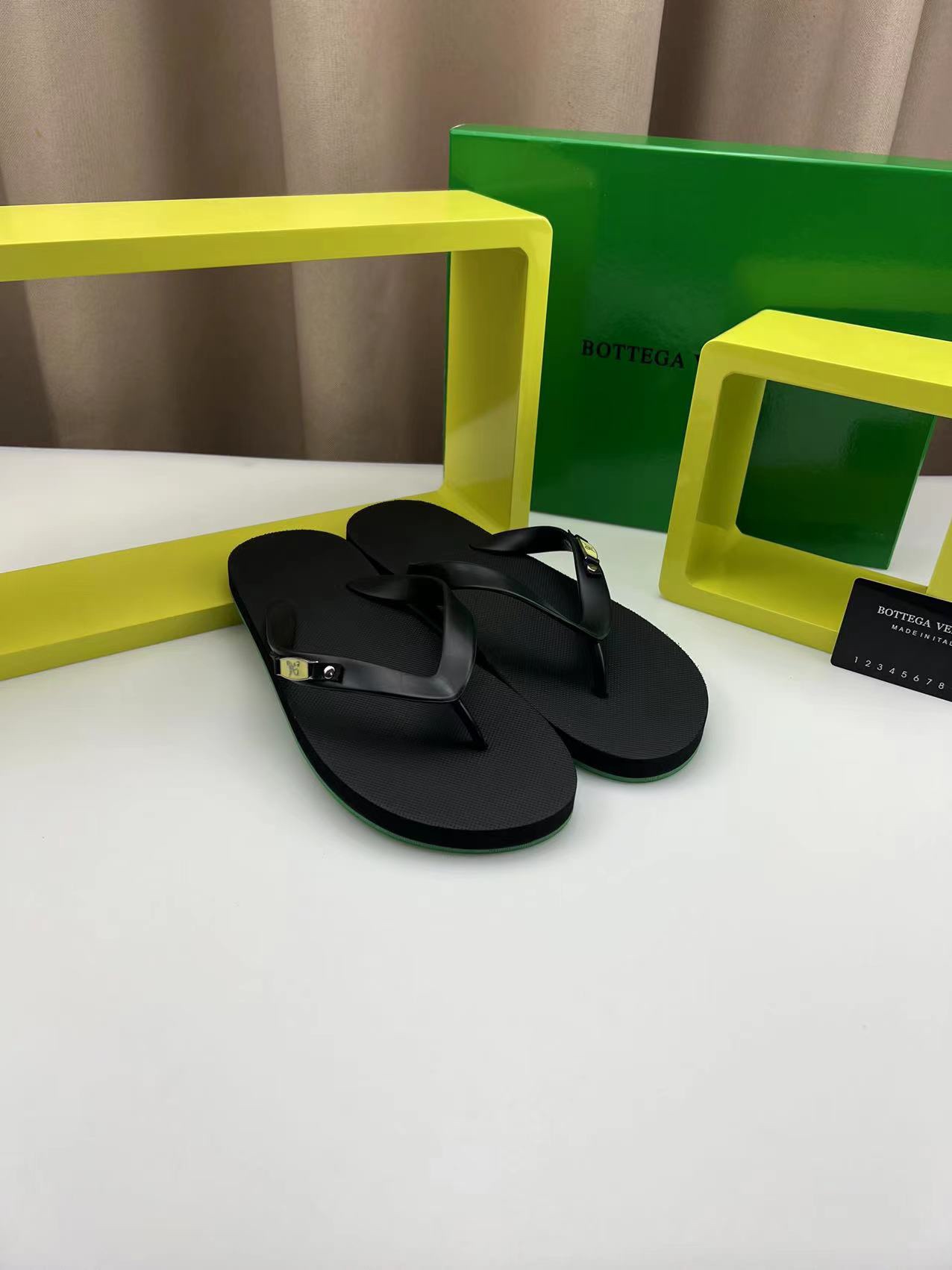 H0 。你懂的Bottega Veneta 高端1:1开模定制，原版升级版大底，更轻便，防滑。市场顶级品质，众多明星亲身演绎，时尚主打潮流，百搭爆款，简单不失品味，潮人必备，散发时尚休闲气息，时尚就在脚下，自信满满，专柜同款包装齐全，夏季拖鞋的季节来了，穿起来🚸。38-46