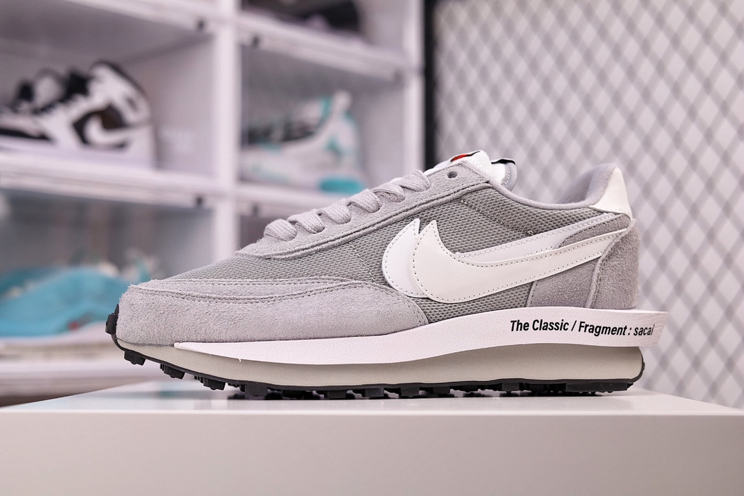 H0  大厂批次 Fragment Design x Sacai x NK LDWaffle 联名走秀款解构双底双勾双鞋舌华夫复古慢跑鞋 DH2684-001 原厂韩国进口网纱材 市面唯一无色差 正确楦头鞋型 随意对比任何版本 双钩距离百分百同步 鞋头包边宽度一致 区分一切市面货 广东原厂织麦标 立竿见影 肉眼可区分市面任何版本 原楦原纸板 全邦机配合上楦 织麦标及中底贴为荧光效果 原厂海德堡打印机 原盒标 凹凸感明显