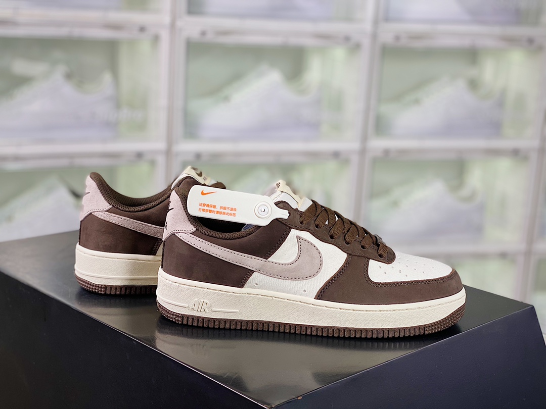 H0 男女鞋真标带半码升级原楦数据开发版型采用软质荔枝纹牛剖皮革鞋面材质内置全掌air sole气垫 穿搭神器，耐克Nike Air Force 1’07 Low”Light Smoke Grey”空军一号经典低帮百搭休闲运动板鞋“摩卡白棕色”