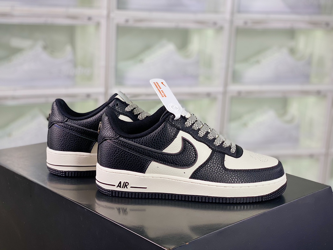 H0 男女鞋真标带半码升级原楦数据开发版型采用软质荔枝纹牛剖皮革鞋面材质内置全掌air sole气垫 穿搭神器，耐克Nike Air Force 1’07 Low”Light Smoke Grey”空军一号经典低帮百搭休闲运动板鞋“黑白熊猫皮革色”
