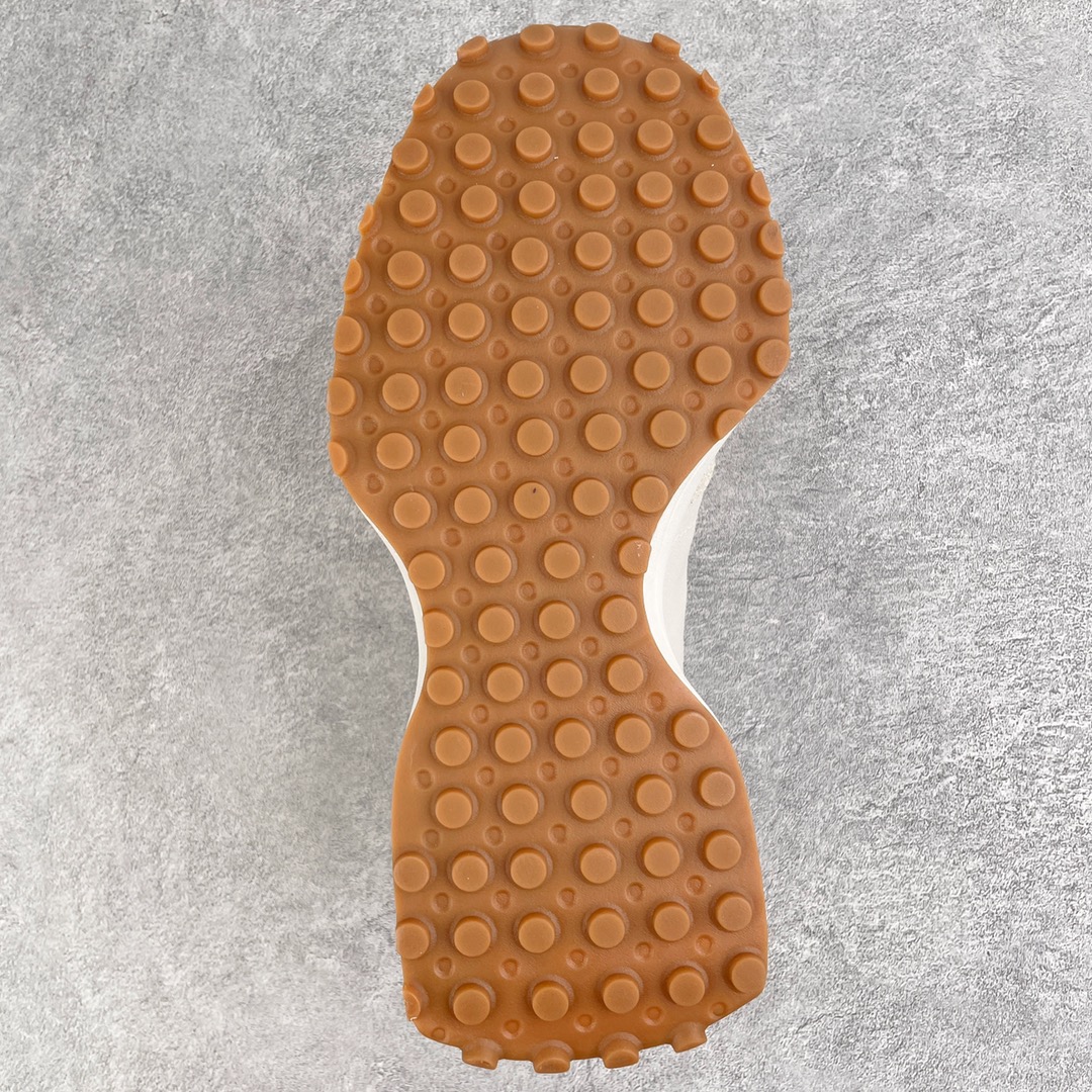 图片[9]-＃总裁 New Balance 新百伦NB327系列复古休闲运动慢跑鞋 原厂细翻毛 原数据档案结合二次高弾MD材料打造原版鞋底 鞋面由原厂特殊定制材料纹路细腻 多道序QC把关品质完善 细节完美 以更纯粹的复古风格设计打造的全新造型 侧身还以解构设计 将 N 字标志以做旧压花样式呈现，样式别具新意 而麂皮、冲孔皮革的塑造 则呈现出高级怀旧气质 也让鞋款在奢华时装风格与运动氛围之间达到了平衡 尺码：36 37 37.5 38 38.5 39.5 40 40.5 41.5 42 42.5 43 44 44.5 45 46.5-选品中心