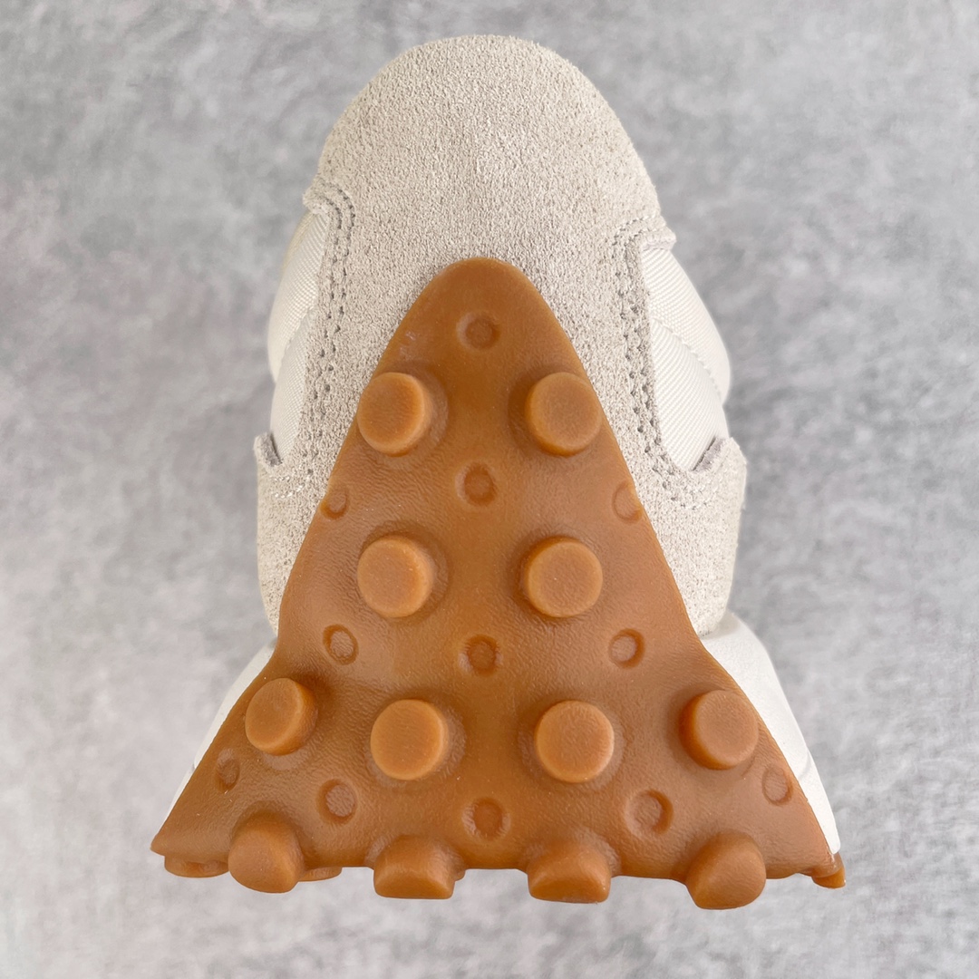 图片[8]-＃总裁 New Balance 新百伦NB327系列复古休闲运动慢跑鞋 原厂细翻毛 原数据档案结合二次高弾MD材料打造原版鞋底 鞋面由原厂特殊定制材料纹路细腻 多道序QC把关品质完善 细节完美 以更纯粹的复古风格设计打造的全新造型 侧身还以解构设计 将 N 字标志以做旧压花样式呈现，样式别具新意 而麂皮、冲孔皮革的塑造 则呈现出高级怀旧气质 也让鞋款在奢华时装风格与运动氛围之间达到了平衡 尺码：36 37 37.5 38 38.5 39.5 40 40.5 41.5 42 42.5 43 44 44.5 45 46.5-选品中心