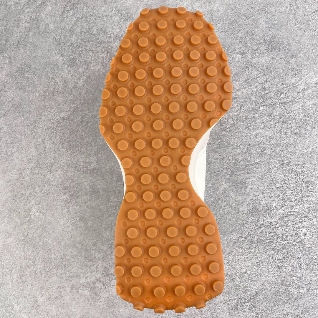 图片[8]-＃总裁 New Balance 新百伦NB327系列复古休闲运动慢跑鞋 原厂细翻毛 原数据档案结合二次高弾MD材料打造原版鞋底 鞋面由原厂特殊定制材料纹路细腻 多道序QC把关品质完善 细节完美 以更纯粹的复古风格设计打造的全新造型 侧身还以解构设计 将 N 字标志以做旧压花样式呈现，样式别具新意 而麂皮、冲孔皮革的塑造 则呈现出高级怀旧气质 也让鞋款在奢华时装风格与运动氛围之间达到了平衡 尺码：36 37 37.5 38 38.5 39.5 40 40.5 41.5 42 42.5 43 44 44.5 45 46.5-选品中心