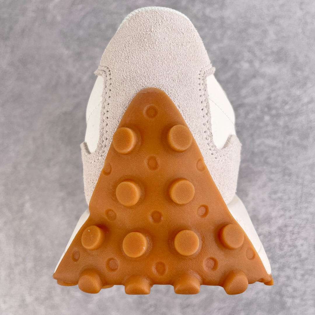 图片[7]-＃总裁 New Balance 新百伦NB327系列复古休闲运动慢跑鞋 原厂细翻毛 原数据档案结合二次高弾MD材料打造原版鞋底 鞋面由原厂特殊定制材料纹路细腻 多道序QC把关品质完善 细节完美 以更纯粹的复古风格设计打造的全新造型 侧身还以解构设计 将 N 字标志以做旧压花样式呈现，样式别具新意 而麂皮、冲孔皮革的塑造 则呈现出高级怀旧气质 也让鞋款在奢华时装风格与运动氛围之间达到了平衡 尺码：36 37 37.5 38 38.5 39.5 40 40.5 41.5 42 42.5 43 44 44.5 45 46.5-选品中心