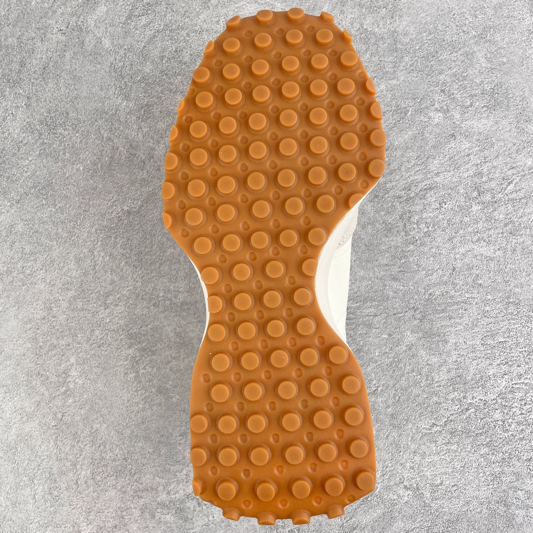 图片[9]-＃总裁纯原福利 New Balance 新百伦NB327系列复古休闲运动慢跑鞋 原厂细翻毛 原数据档案结合二次高弾MD材料打造原版鞋底 鞋面由原厂特殊定制材料纹路细腻 多道序QC把关品质完善 细节完美 以更纯粹的复古风格设计打造的全新造型 侧身还以解构设计 将 N 字标志以做旧压花样式呈现，样式别具新意 而麂皮、冲孔皮革的塑造 则呈现出高级怀旧气质 也让鞋款在奢华时装风格与运动氛围之间达到了平衡 尺码：36 37 37.5 38 38.5 39.5 40 40.5 41.5 42 42.5 43 44 44.5 45 46.5-选品中心