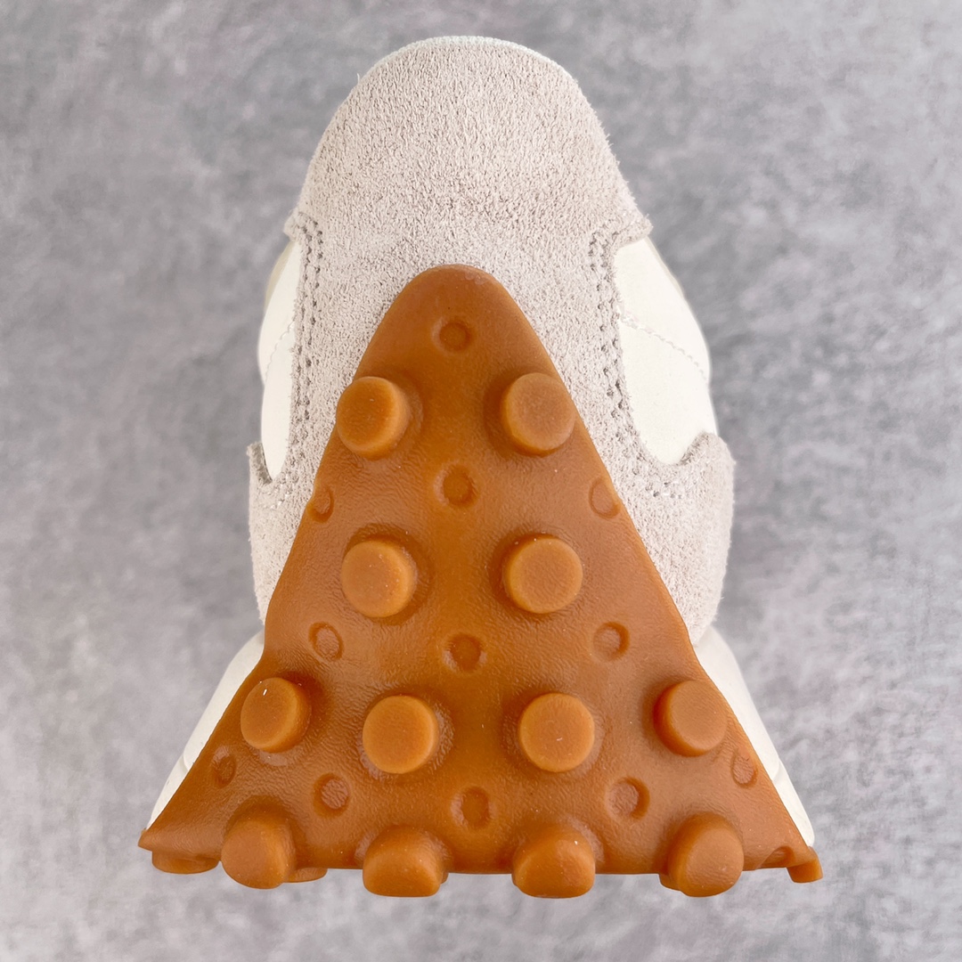 图片[8]-＃总裁纯原福利 New Balance 新百伦NB327系列复古休闲运动慢跑鞋 原厂细翻毛 原数据档案结合二次高弾MD材料打造原版鞋底 鞋面由原厂特殊定制材料纹路细腻 多道序QC把关品质完善 细节完美 以更纯粹的复古风格设计打造的全新造型 侧身还以解构设计 将 N 字标志以做旧压花样式呈现，样式别具新意 而麂皮、冲孔皮革的塑造 则呈现出高级怀旧气质 也让鞋款在奢华时装风格与运动氛围之间达到了平衡 尺码：36 37 37.5 38 38.5 39.5 40 40.5 41.5 42 42.5 43 44 44.5 45 46.5-选品中心