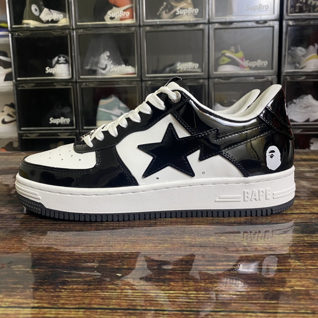 Bape Sta Low en blanco y negro, zapatillas bajas de moda clásicas de charol Bape Sta Low en blanco y negro [m…