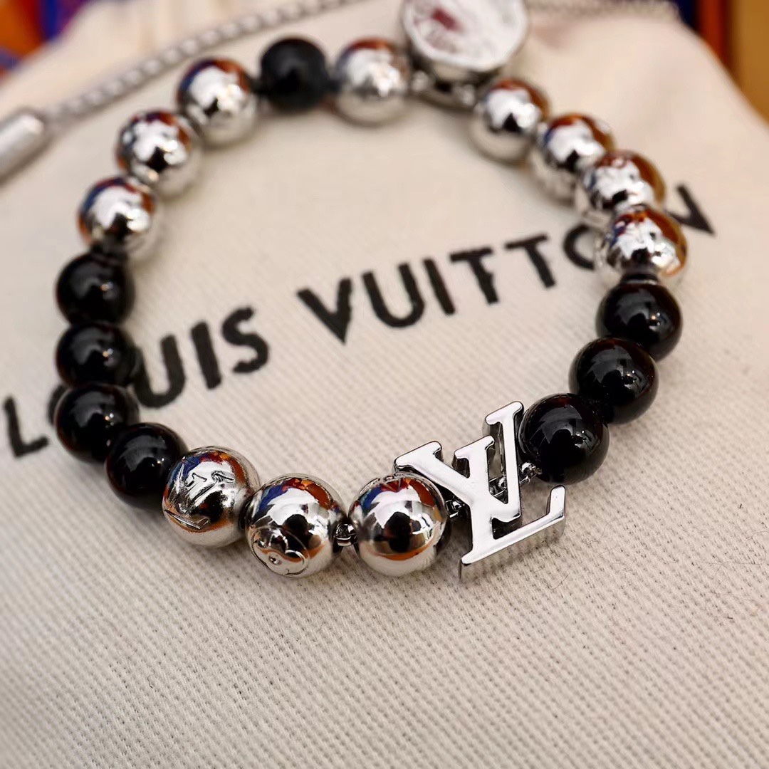 NO:102812,MONOGRAM BEADS Bracelet This Monogram Beads bracelet is composed of different materials to collide with youthful vitality, and the light and dark tones give the adjustable chain a striking look. Brand logos such as LV letters are embellished with snaps and printed on the ends.,Lv bracelet, louis vuitton,bracelet19860909MONOGRAM BEADS 手链 此款 Monogram Beads 手链以不同材质碰撞青春活力,明暗色调赋予可调节链条醒目观感.LV 字母等品牌标识点缀按扣开合并印于端头.,Lv手链,louis vuitton,bracelet,Jewelry