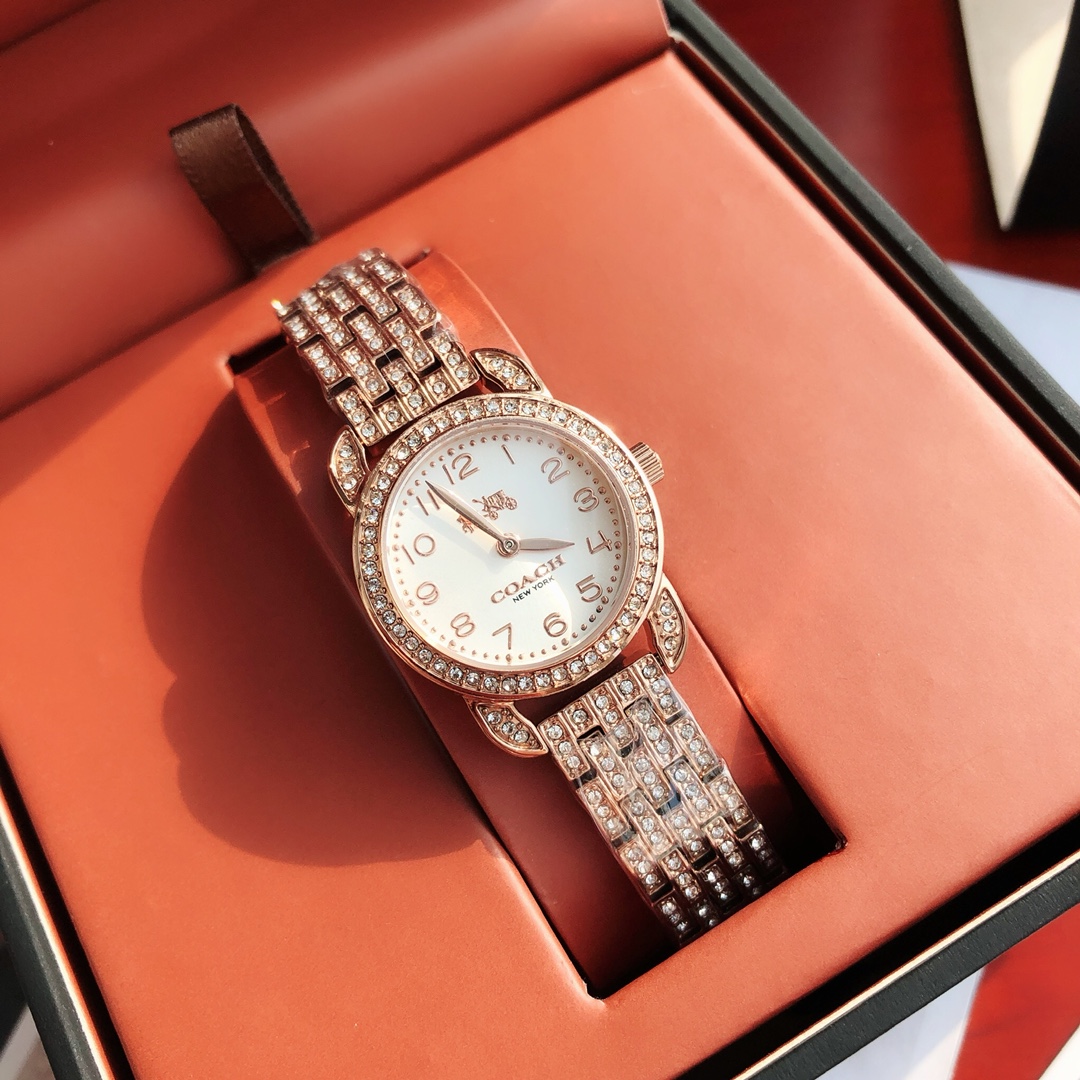 批💰200配盒
史上最爆的满钻小马车回来啦！！原单正品COACH蔻驰新款钢带手表，小马车满钻款，日本原装石英机芯，钢链可自行调节，很适合手腕细的妹纸，表径22mm，30米生活防水。经典小马车Logo，整表镶嵌488颗施华洛世奇水晶，太闪了！最新专柜全套包装，新款包装非常大气！上档次！以前的小黑盒真的拿不出手！一手价出！可力推！真心推荐的一个款式，果断自留。