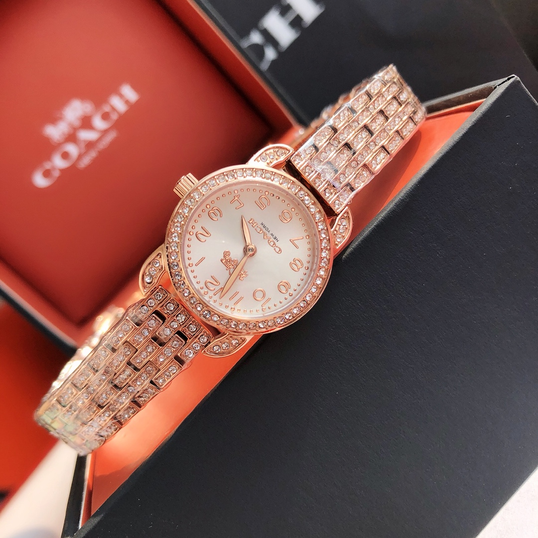 批💰200配盒
史上最爆的满钻小马车回来啦！！原单正品COACH蔻驰新款钢带手表，小马车满钻款，日本原装石英机芯，钢链可自行调节，很适合手腕细的妹纸，表径22mm，30米生活防水。经典小马车Logo，整表镶嵌488颗施华洛世奇水晶，太闪了！最新专柜全套包装，新款包装非常大气！上档次！以前的小黑盒真的拿不出手！一手价出！可力推！真心推荐的一个款式，果断自留。