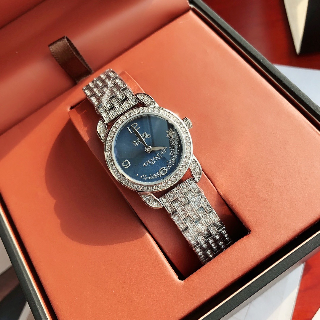 批💰200配盒
史上最爆的满钻小马车回来啦！！原单正品COACH蔻驰新款钢带手表，小马车满钻款，日本原装石英机芯，钢链可自行调节，很适合手腕细的妹纸，表径22mm，30米生活防水。经典小马车Logo，整表镶嵌488颗施华洛世奇水晶，太闪了！最新专柜全套包装，新款包装非常大气！上档次！以前的小黑盒真的拿不出手！一手价出！可力推！真心推荐的一个款式，果断自留。