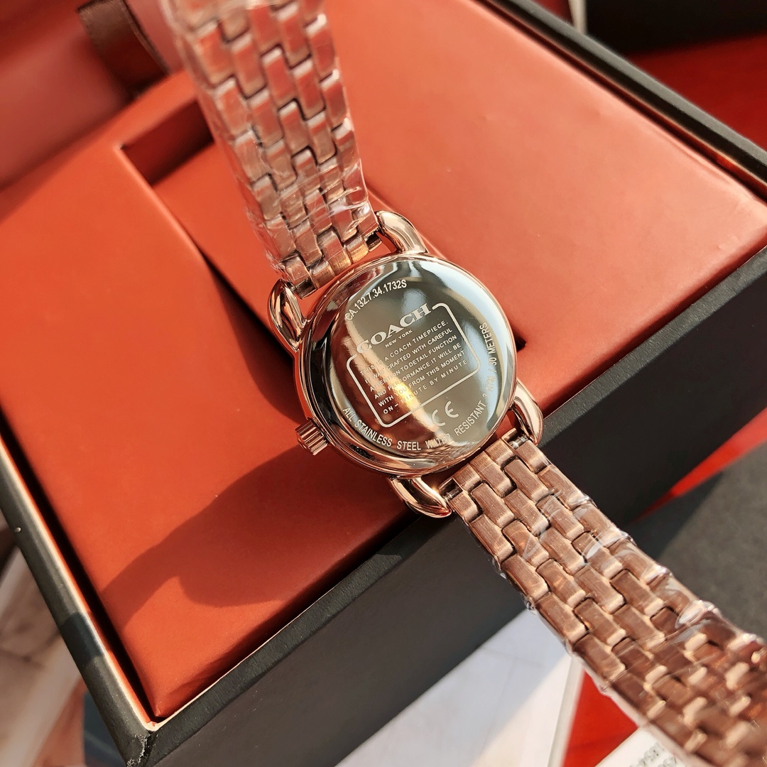 批💰200配盒
史上最爆的满钻小马车回来啦！！原单正品COACH蔻驰新款钢带手表，小马车满钻款，日本原装石英机芯，钢链可自行调节，很适合手腕细的妹纸，表径22mm，30米生活防水。经典小马车Logo，整表镶嵌488颗施华洛世奇水晶，太闪了！最新专柜全套包装，新款包装非常大气！上档次！以前的小黑盒真的拿不出手！一手价出！可力推！真心推荐的一个款式，果断自留。