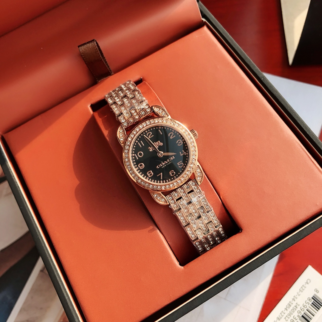 批💰200配盒
史上最爆的满钻小马车回来啦！！原单正品COACH蔻驰新款钢带手表，小马车满钻款，日本原装石英机芯，钢链可自行调节，很适合手腕细的妹纸，表径22mm，30米生活防水。经典小马车Logo，整表镶嵌488颗施华洛世奇水晶，太闪了！最新专柜全套包装，新款包装非常大气！上档次！以前的小黑盒真的拿不出手！一手价出！可力推！真心推荐的一个款式，果断自留。