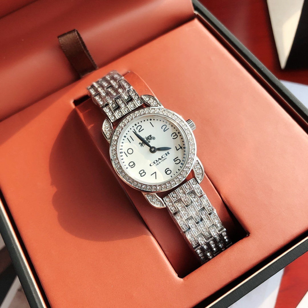 批💰200配盒
史上最爆的满钻小马车回来啦！！原单正品COACH蔻驰新款钢带手表，小马车满钻款，日本原装石英机芯，钢链可自行调节，很适合手腕细的妹纸，表径22mm，30米生活防水。经典小马车Logo，整表镶嵌488颗施华洛世奇水晶，太闪了！最新专柜全套包装，新款包装非常大气！上档次！以前的小黑盒真的拿不出手！一手价出！可力推！真心推荐的一个款式，果断自留。