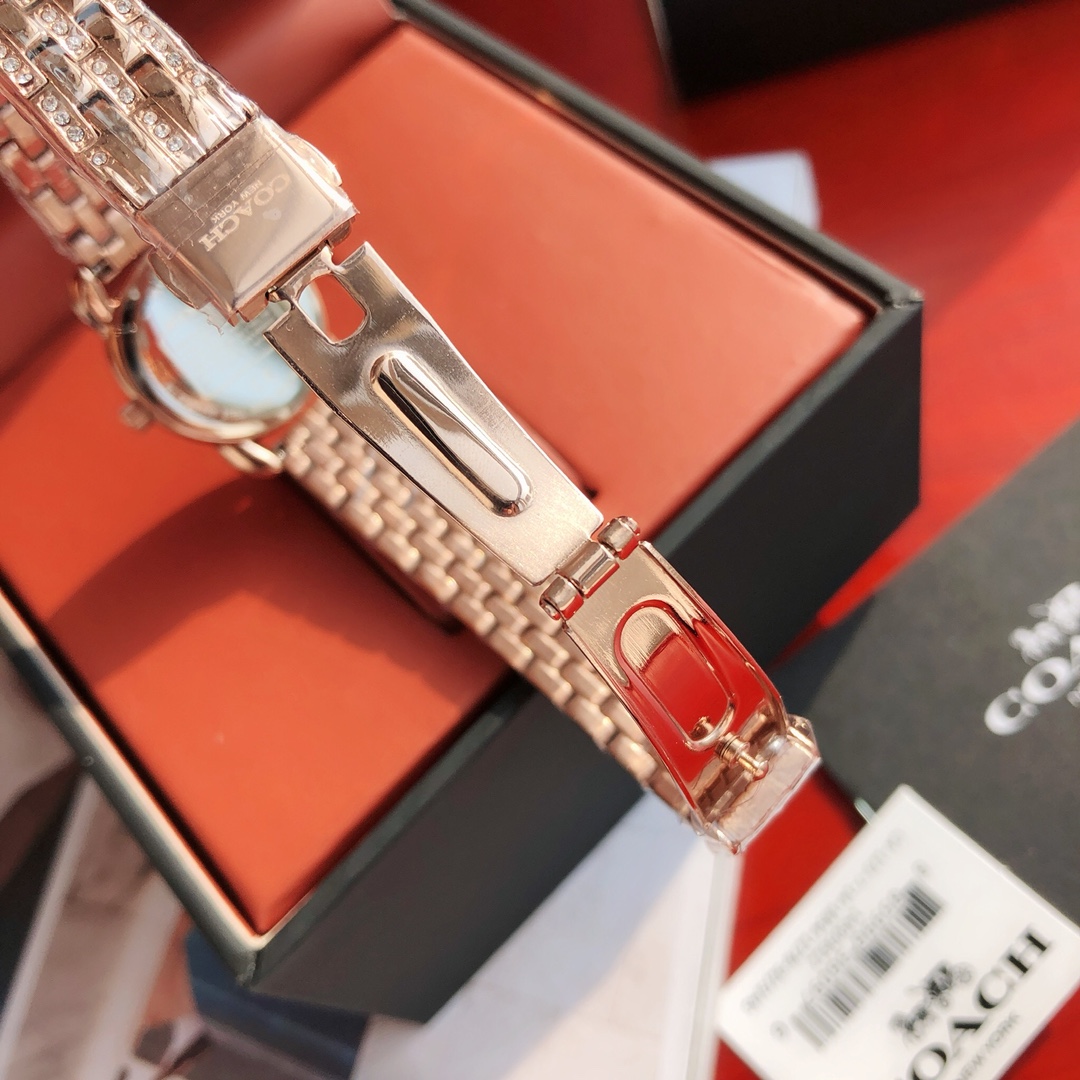 批💰200配盒
史上最爆的满钻小马车回来啦！！原单正品COACH蔻驰新款钢带手表，小马车满钻款，日本原装石英机芯，钢链可自行调节，很适合手腕细的妹纸，表径22mm，30米生活防水。经典小马车Logo，整表镶嵌488颗施华洛世奇水晶，太闪了！最新专柜全套包装，新款包装非常大气！上档次！以前的小黑盒真的拿不出手！一手价出！可力推！真心推荐的一个款式，果断自留。