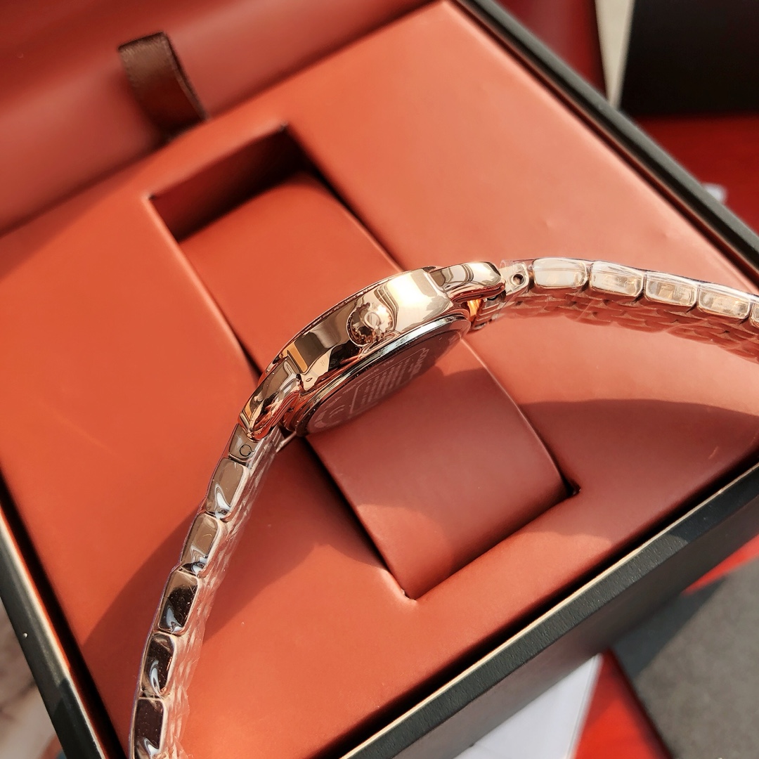 批💰200配盒
史上最爆的满钻小马车回来啦！！原单正品COACH蔻驰新款钢带手表，小马车满钻款，日本原装石英机芯，钢链可自行调节，很适合手腕细的妹纸，表径22mm，30米生活防水。经典小马车Logo，整表镶嵌488颗施华洛世奇水晶，太闪了！最新专柜全套包装，新款包装非常大气！上档次！以前的小黑盒真的拿不出手！一手价出！可力推！真心推荐的一个款式，果断自留。