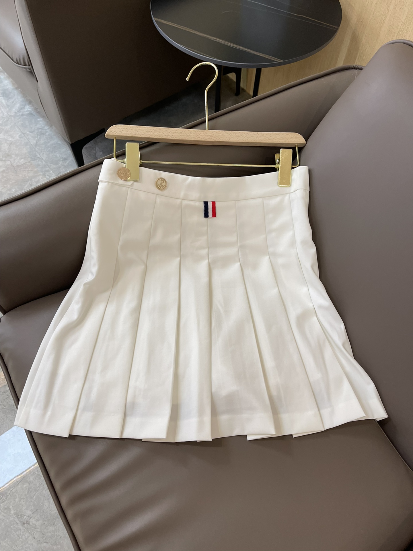 NO:452603,A0285# code tB super big hit style pleated suit skirt with long front and back, anti-exposed substrate White Black SMLXL,,skirts,business suit,alexander wang19860909A0285#码齐 TB 超级大爆款 压褶西装半裙 前段后长 防走光 有衬底 白色 黑色 SMLXL,,skirts,business suit,alexander wang,Women's clothing