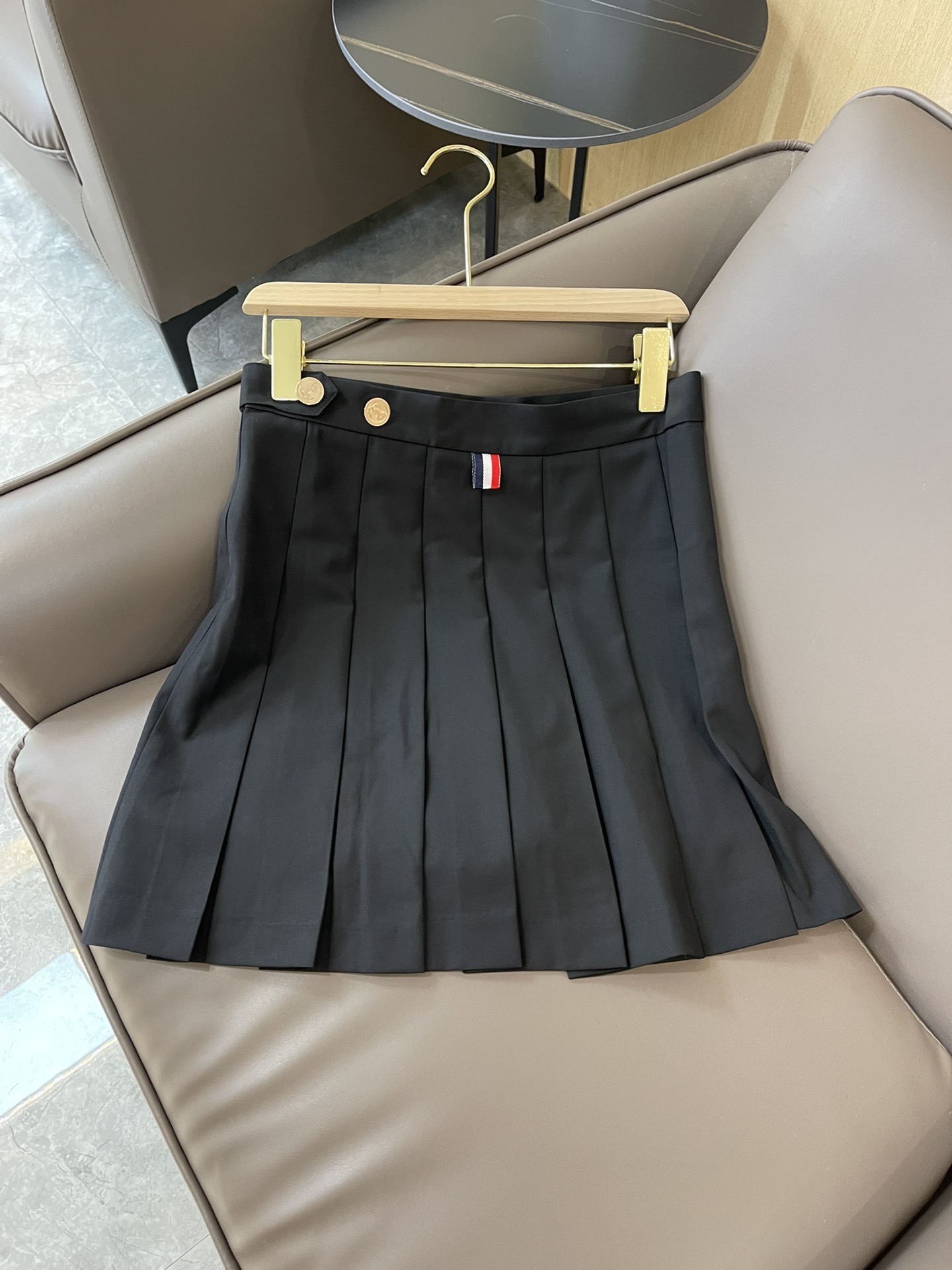 NO:452593,A0285# code TB super hit style pleated suit skirt with long front and back, anti-exposed substrate White Black SMLXL,,skirts,business suit,alexander wang19860909A0285#码齐 TB 超级大爆款 压褶西装半裙 前段后长 防走光 有衬底 白色 黑色 SMLXL,,skirts,business suit,alexander wang,Women's clothing