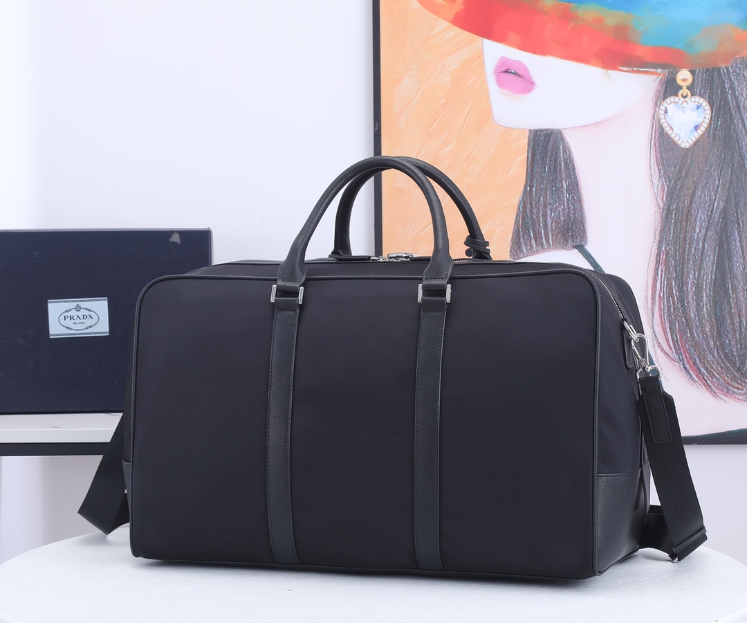 Prada Pra 旅行袋 手提包，采用 防水布材质，手感超好 质量 做工 电镀五金 品质 高端货