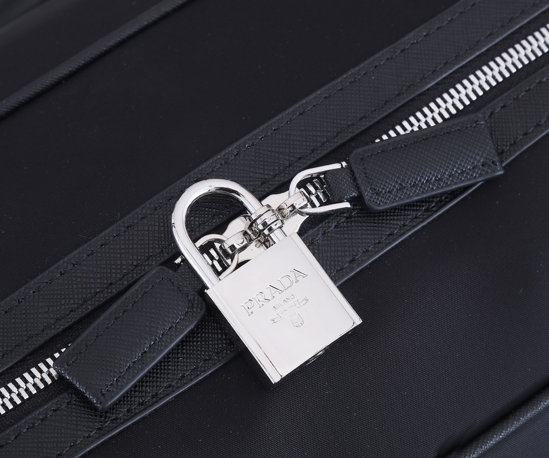 Prada Pra 旅行袋 手提包，采用 防水布材质，手感超好 质量 做工 电镀五金 品质 高端货