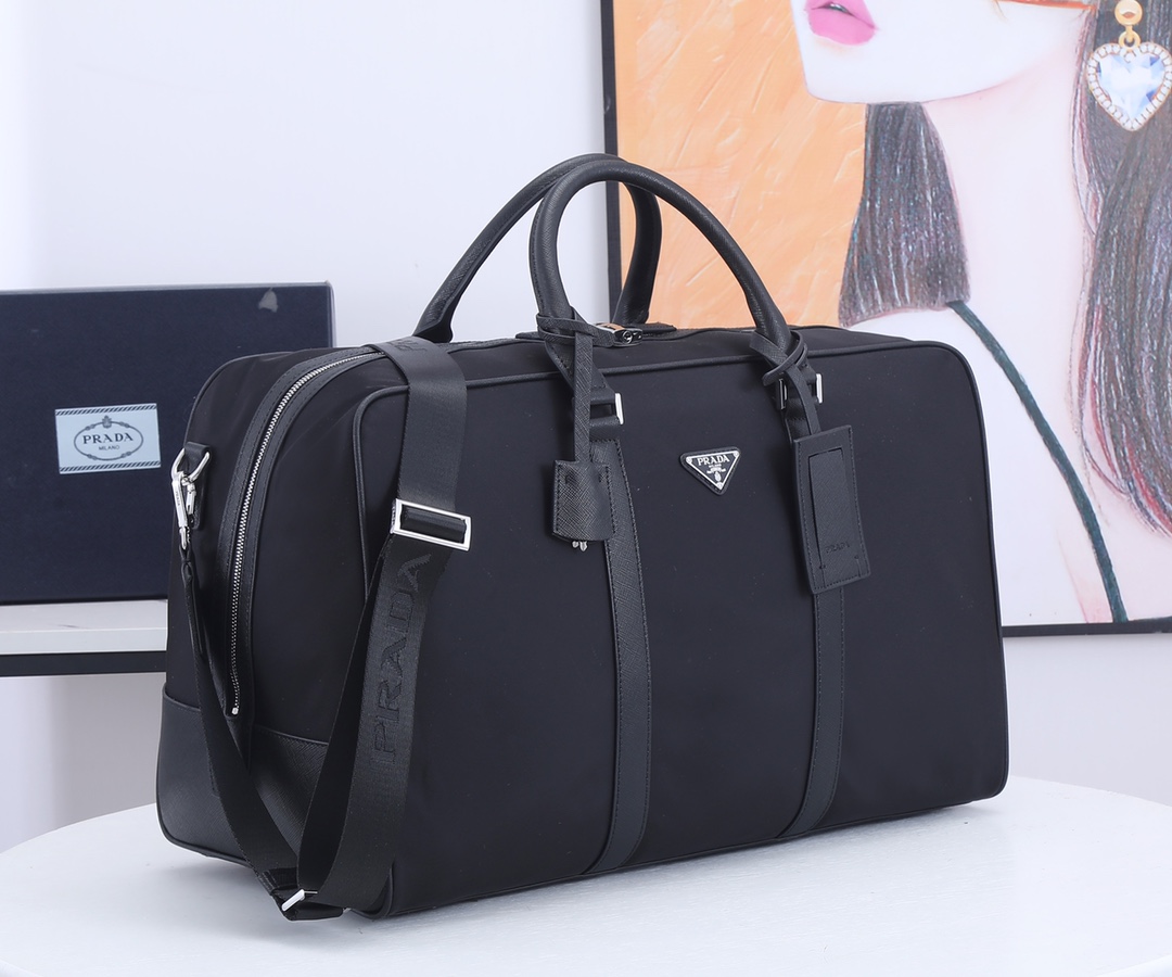 Prada Pra 旅行袋 手提包，采用 防水布材质，手感超好 质量 做工 电镀五金 品质 高端货