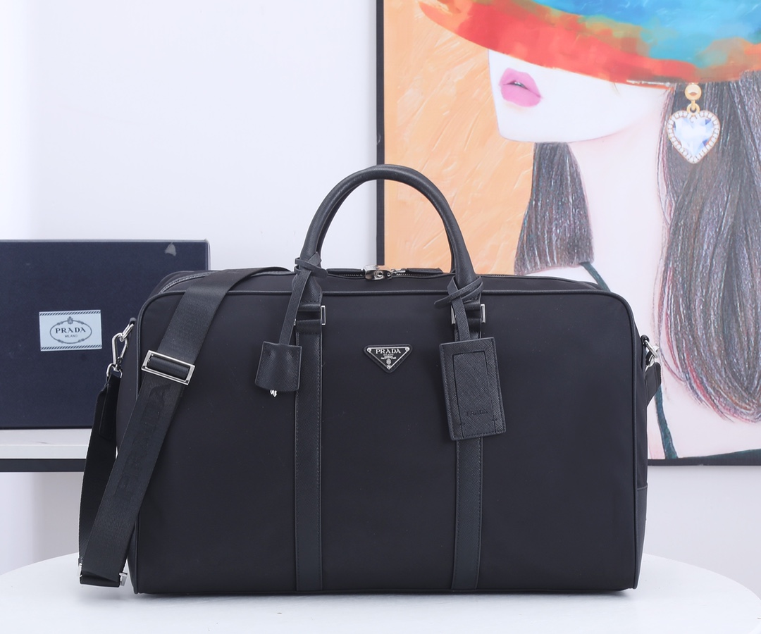 Prada Pra 旅行袋 手提包，采用 防水布材质，手感超好 质量 做工 电镀五金 品质 高端货