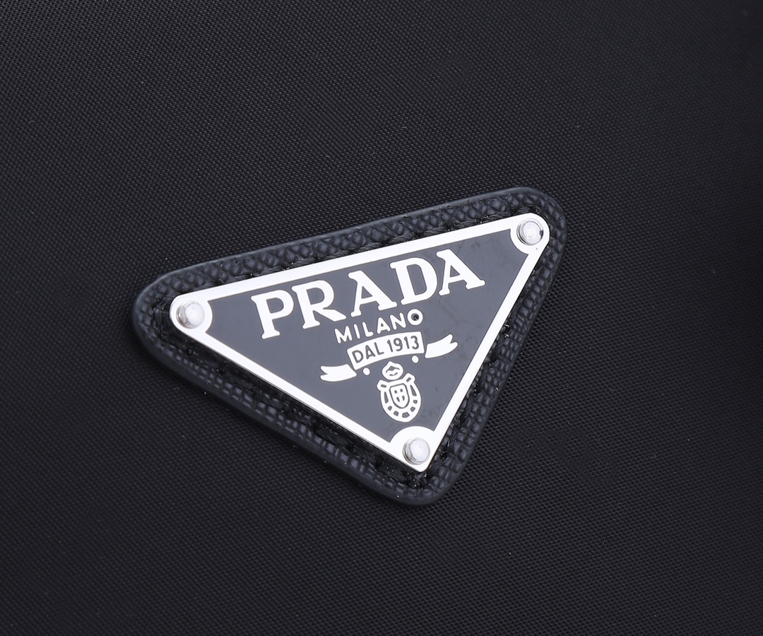 Prada Pra 旅行袋 手提包，采用 防水布材质，手感超好 质量 做工 电镀五金 品质 高端货