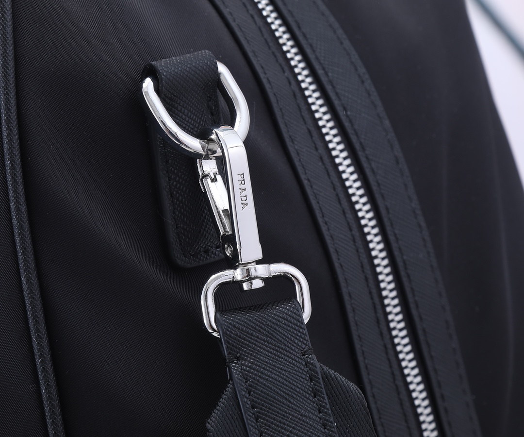Prada Pra 旅行袋 手提包，采用 防水布材质，手感超好 质量 做工 电镀五金 品质 高端货