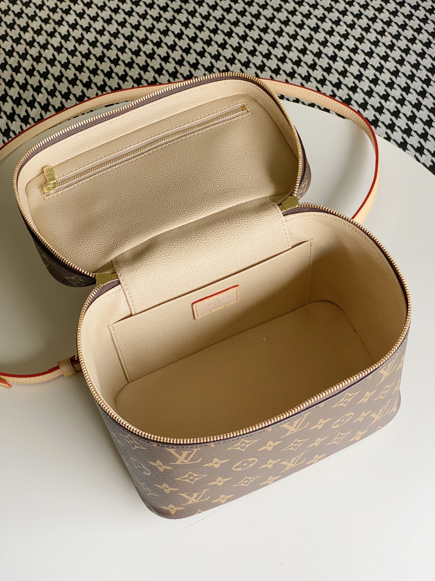 Louis Vuitton Nice BB Monogram Canvas Vanity Case, 24 x 18 x 14.5 cm 10 a1646584793487 7064
