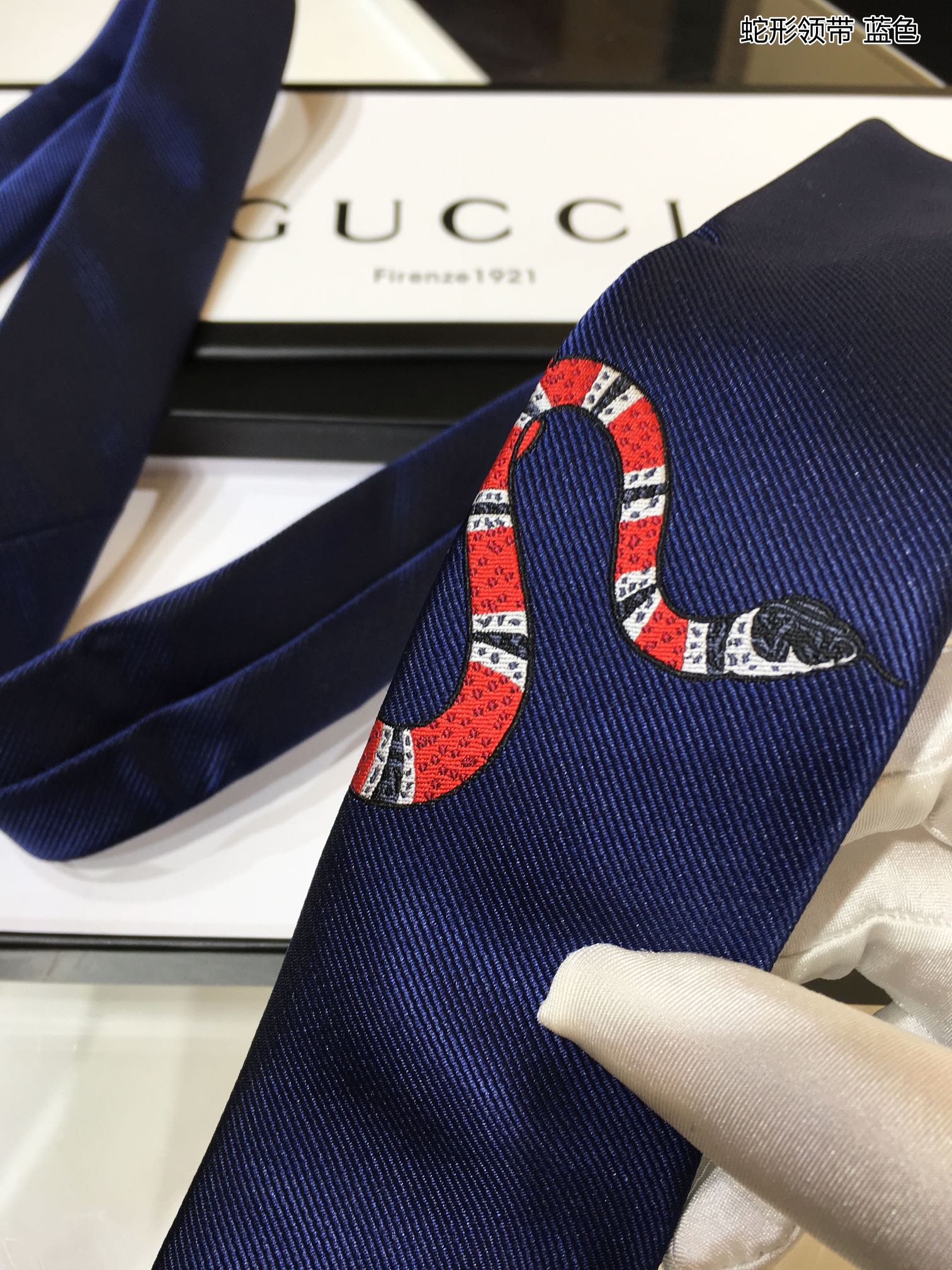 GUCCI古驰100%顶级提花真丝蛇形领带