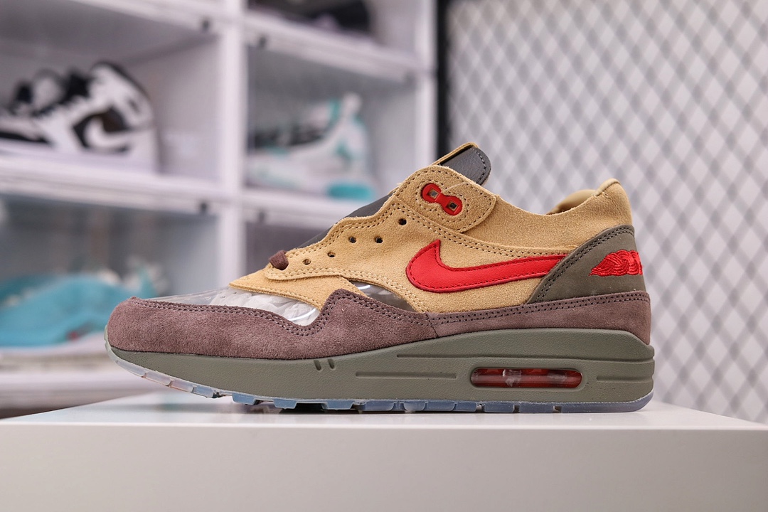 G5 CLOT x Nike Air Max 1 “Kiss of Death” 死亡之吻这双鞋对于球鞋圈和陈冠希的意义都相当重大，15 年前的球鞋产业远不如当下这样繁荣，同中国文化的融合之作更是少之又少。「死亡之吻」不仅运用了半透明材质、中国中医针灸、中国风刺绣等元素，在配色的和谐均衡方面也做得非常不错。鞋面采用不同深浅的卡其色和棕色装扮，看起来比 CLOT 官方型录颜色更浅，相比首款配色更具层次感。鸵鸟纹皮革材质也被传统麂皮替代，呈现出更加经典的质感。卡其色主体搭配红色 Swoosh，不少网友表示这款配色真有点像火星鞋。鞋垫和外底都暗藏玄机，有着丰富而精彩的文化元素。这一次的回归在水晶外底之下的图案更为多彩，相比于 15 年前的初代更加的引人注目
