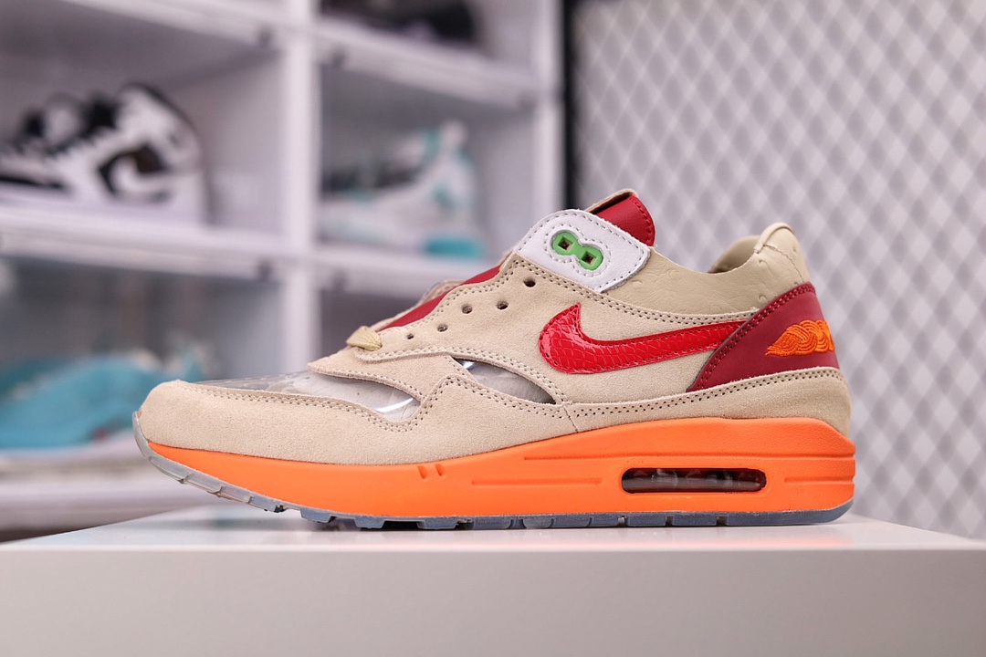 G5 CLOT x Nike Air Max 1 “Kiss of Death” 死亡之吻这双鞋对于球鞋圈和陈冠希的意义都相当重大，15 年前的球鞋产业远不如当下这样繁荣，同中国文化的融合之作更是少之又少。「死亡之吻」不仅运用了半透明材质、中国中医针灸、中国风刺绣等元素，在配色的和谐均衡方面也做得非常不错。鞋面采用不同深浅的卡其色和棕色装扮，看起来比 CLOT 官方型录颜色更浅，相比首款配色更具层次感。鸵鸟纹皮革材质也被传统麂皮替代，呈现出更加经典的质感。卡其色主体搭配红色 Swoosh，不少网友表示这款配色真有点像火星鞋。鞋垫和外底都暗藏玄机，有着丰富而精彩的文化元素。这一次的回归在水晶外底之下的图案更为多彩，相比于 15 年前的初代更加的引人注目