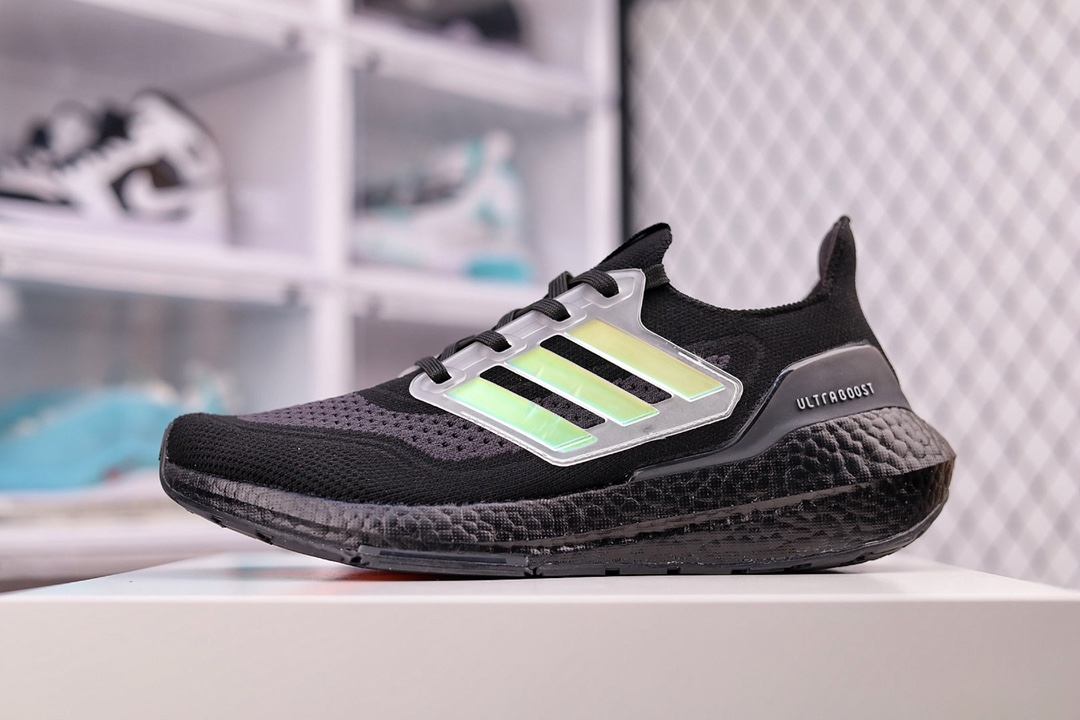 G5 阿迪达斯Adidas ULTRABOOST 21阿迪冬季男子跑步鞋GX5236低帮百搭潮流休闲运动板鞋。以复古篮球鞋的外形为基础，简约百搭，更加贴合舒适。中底内侧网格造型起到点睛之笔，外底橡胶，更显复古