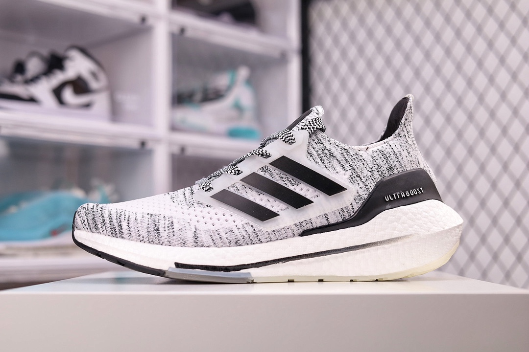 G5 阿迪达斯/Adidas Ultra Boost 21 Consortium 厚底爆米花跑鞋 较UB20增加6%Boost，全掌Boost 将缓震和能量回馈再一次进行了升级， 提供更好的舒适穿着体验， 阿迪达斯UB7.0 J5 oPrimeknit编织工艺， S型Heel Counter提供更加精准锁定后跟， 带来出众的后跟包裹，LEP创新大底延续马牌橡胶大底， 同时新加入LEP结构，为每一步提供更多动力及更好回弹。