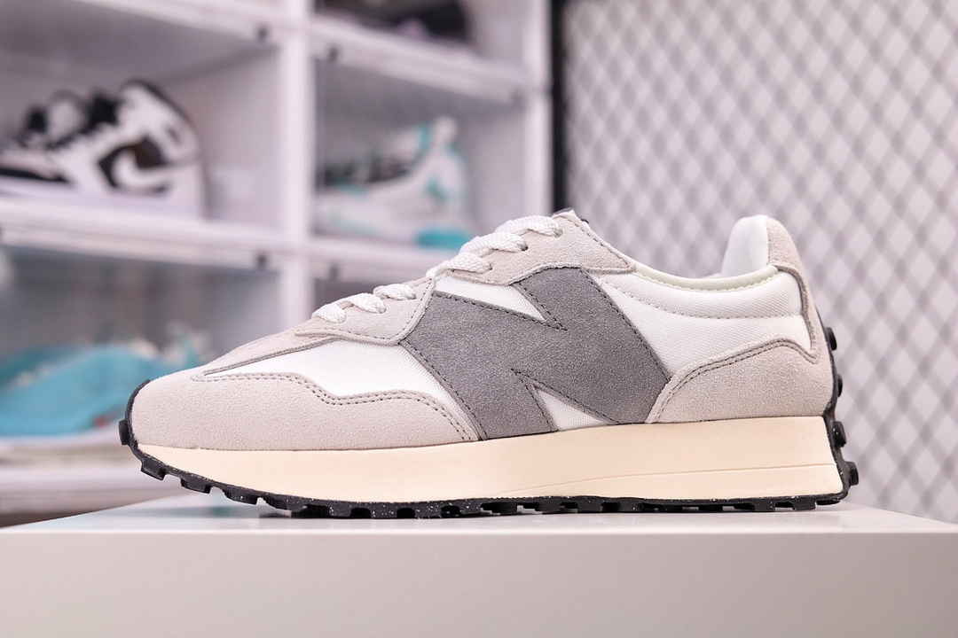 G5 公司级 New Balance MS327系列复古休闲运动慢跑鞋 原鞋打版 细节完美 采用尼龙及猪巴革麂皮物料拼接构成中底高弹PU材质及满丁防滑橡胶外底上世纪 70 年代的意大利街头风格NB新百伦 全新 New Balance 327 系列，以更纯粹的复古风格设计打造的全新造型。侧身还以解构设计 将 N 字标志以做旧压花样式呈现，样式别具新意。而麂皮、冲孔皮革的塑造，则呈现出高级怀旧气质，也让鞋款在奢华时装风格与运动氛围之间达到了平衡。