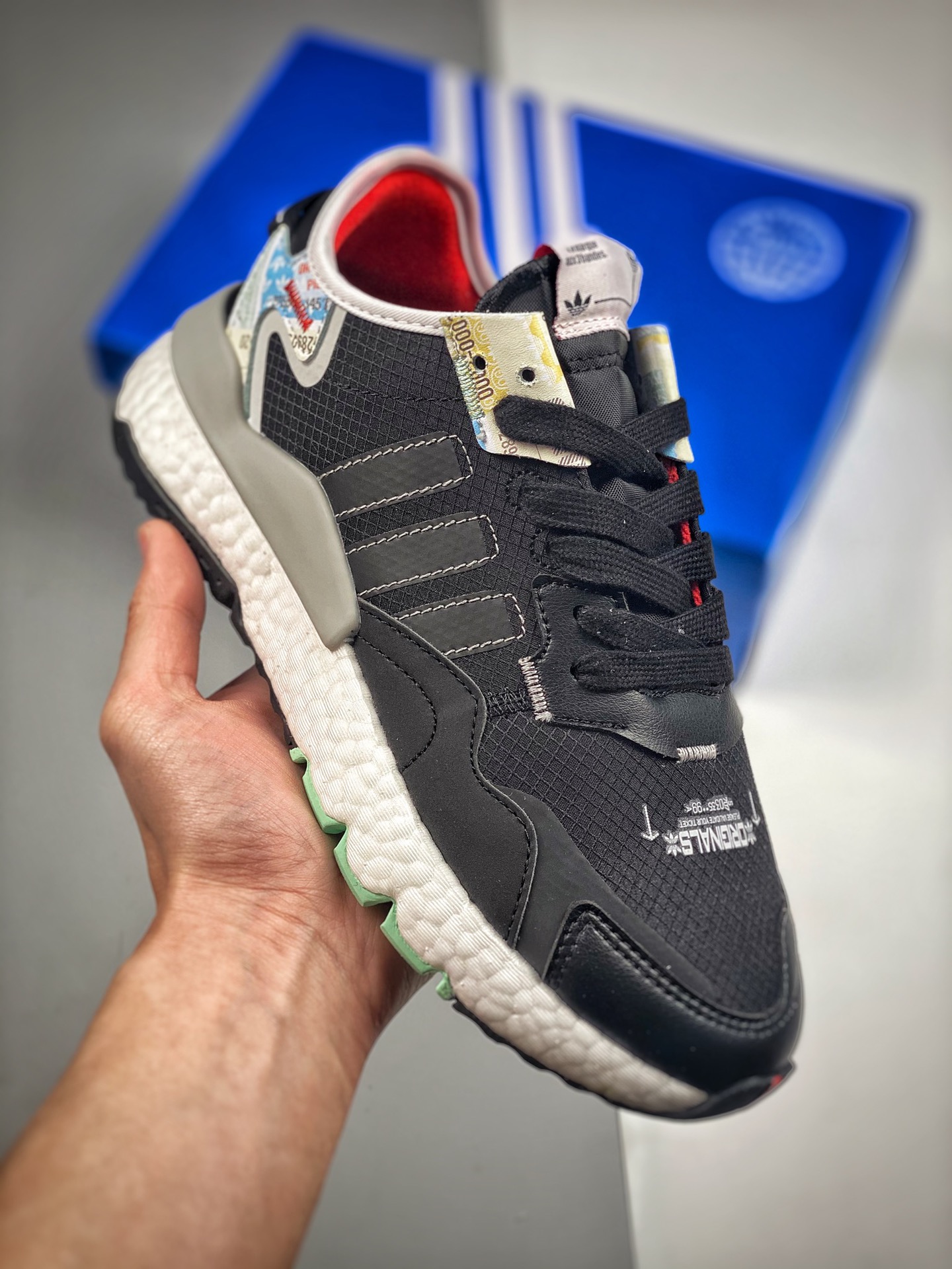 AD Nite Jogger Boost 黑白蓝 三叶草 联名夜行者 货号：FV1323 复古跑鞋原厂材料 原厂大底 私家独模 网布搭配麂皮拼接打造鞋面 极具复古风格鞋头及鞋跟点缀3M反光设计极为亮眼中底采用全掌 Boost 科技，厚度相…