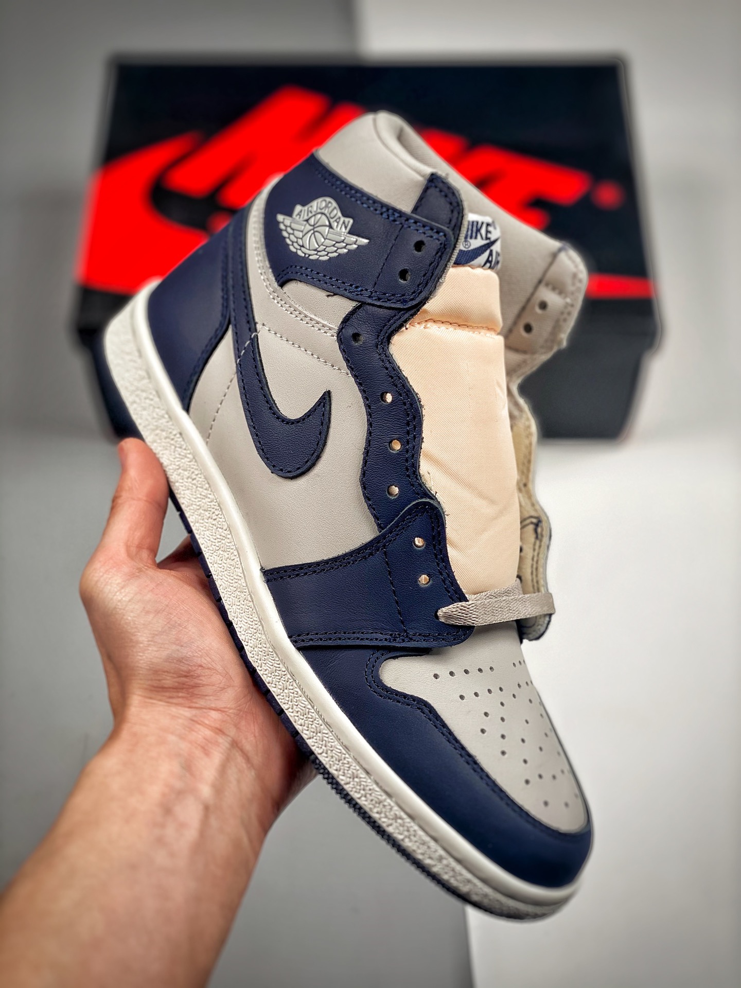 Air Jordan 1 “Obsidian”灰蓝 乔治城 纯原大厂出品 同价区间品质天花板 原装纸板原楦开发 极致鞋型一眼正即视感 #独家私模原档案开模，自动区别市面版本 #全鞋采用东莞头层皮，用料绝不含糊 #飞翼3D高频立体感十足 细…