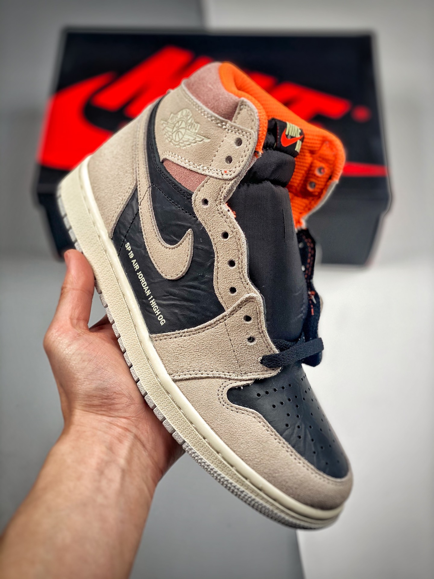 Air Jordan 1 “Obsidian”灰麂皮 字幕 标语 纯原大厂出品 同价区间品质天花板 原装纸板原楦开发 极致鞋型一眼正即视感 #独家私模原档案开模，自动区别市面版本 #全鞋采用东莞头层皮，用料绝不含糊 #飞翼3D高频立体感十…
