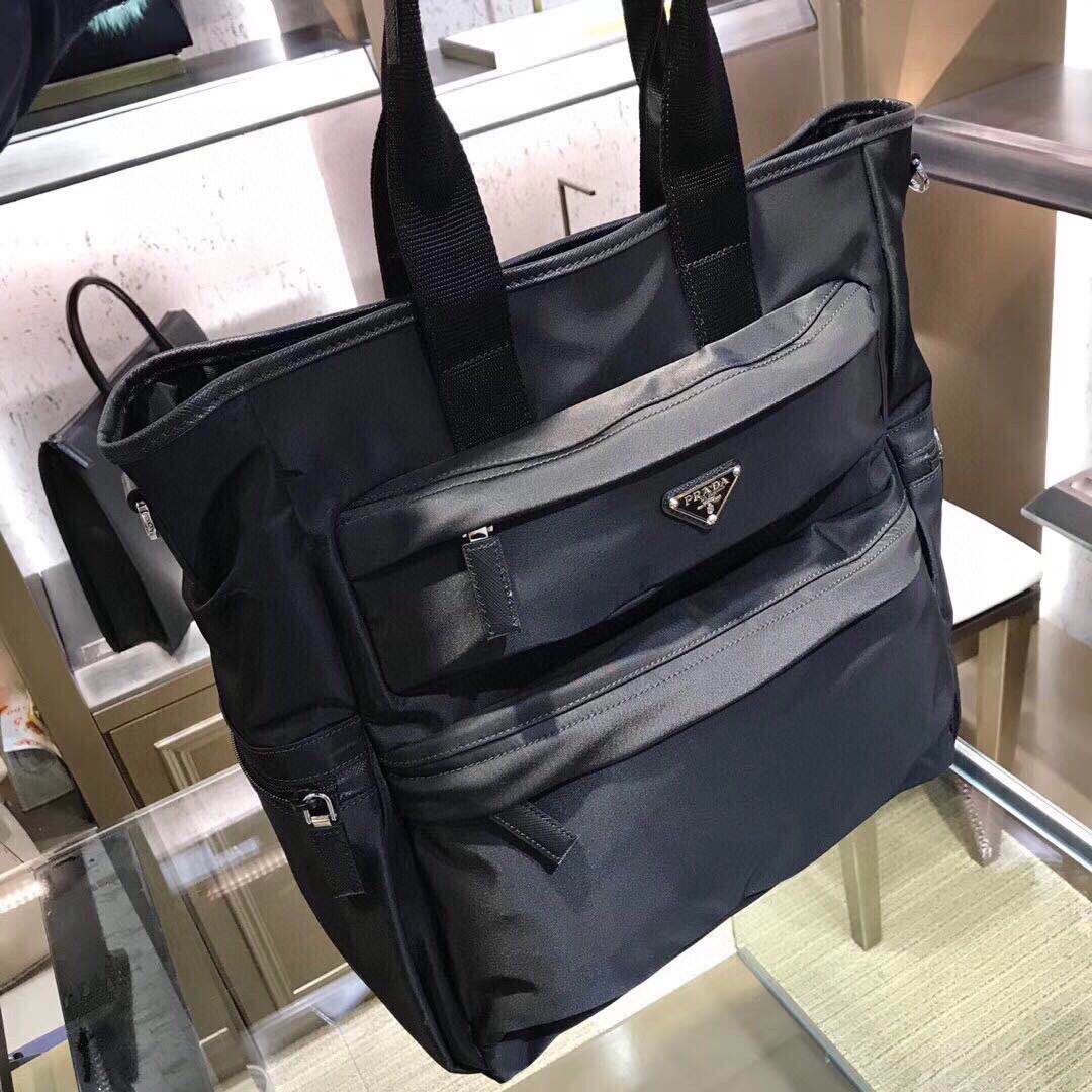 NO:880217,. The new first-order original quality new nylon handbag Prada 2VG040 uses original parachute fabric, the latest black titanium metal zipper, Italian imported cross-grain cowhide trim, soft texture, external triangular enamel micro-label, dark logo lining, with 165 OEM code, size 38*33*15, men's casual fashion, business trip, necessary for business negotiation  [Deyi] [Deyi], Prada [price based on volume], prada, prada, cowhide19860909. 新款首发原单品质 新款尼龙手提包Prada 2VG040 采用原厂降落伞布料 最新黑钛金属拉链 意大利进口十字纹牛皮饰边 质感柔软 外部三角形搪瓷微标 暗纹logo标识衬里 带有165代工码 尺寸 38*33*15 男士休闲 时尚 出差 洽谈业务必备 [得意][得意],普拉达【跑量价】,prada,prada,cowhide,Bag