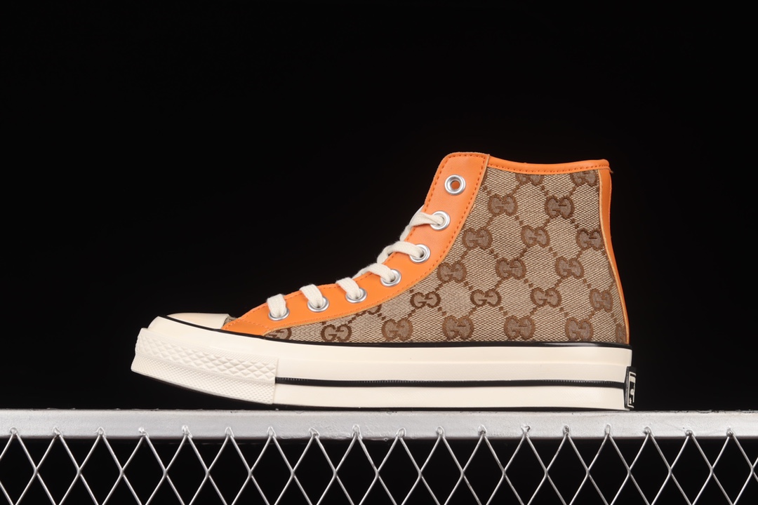 G0 Remake Con Gucci x Converse 匡威潮流款高帮休闲板鞋 169768C经典的1970 万年不变的款式 不分场合 搭配万能 gucci老花顶尖奢侈品的记忆元素 加以撞色的修饰 绝对的抢眼 鞋头为款式做旧特意渲染 介意者慎入