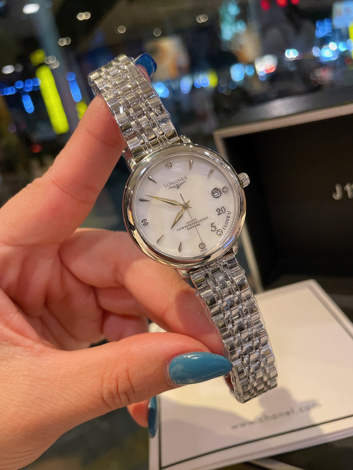 K5   浪琴  Longines 简约大气女款 进口石英机芯 矿物质玻璃镜面 316L精钢表壳 直径28mm厚8mm 该款腕表备受女性喜爱，在不同的场合映耀着她们各自的独特个性与迷人风华