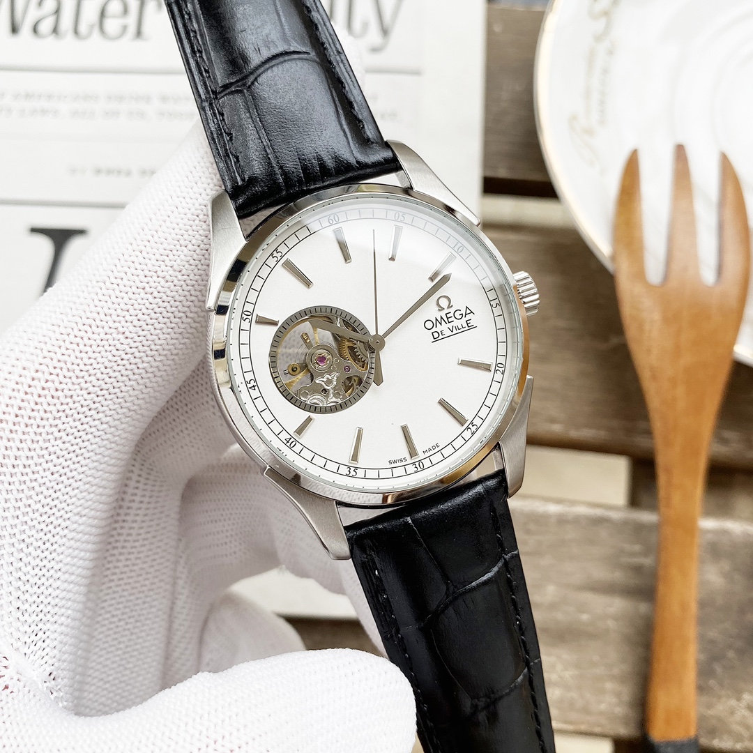 欧米茄  Omega  精品男士腕表，大三针小镂空设计，尊贵大气，绅士风范，卓越品质，热卖全城。采用全自动机械机芯，顶级316精钢表壳，进口小牛皮表带，矿物质超强镜面，尺寸40*13