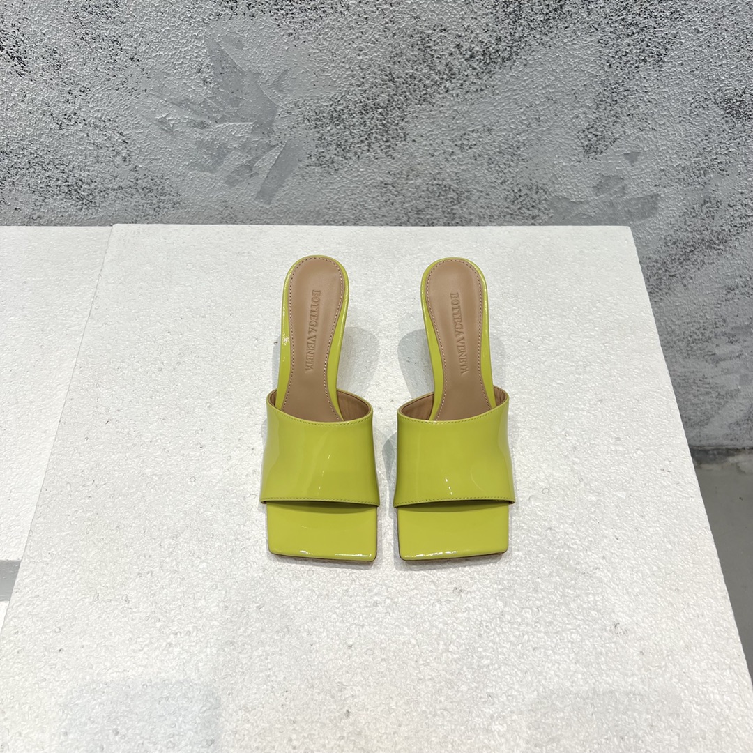 Bottega Veneta sandales à talons en cuir verni bout carré ouvert