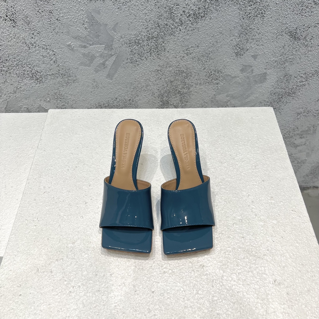 Bottega Veneta sandales à talons en cuir verni bleu à bout carré