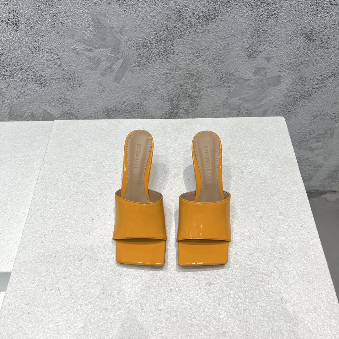 Bottega Veneta sandales à talons en cuir verni bout carré bout ouvert