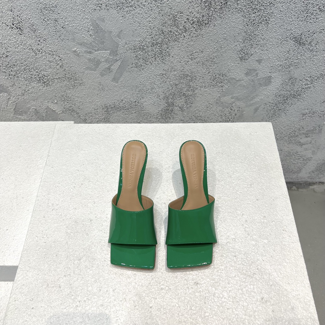 Bottega Veneta sandales à talons en cuir verni vert à bout carré