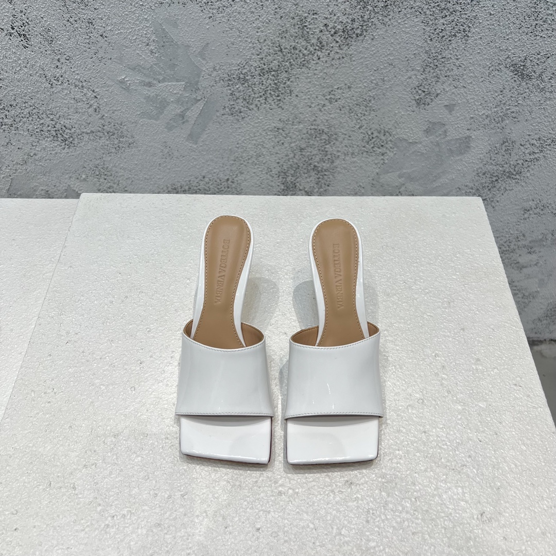 Bottega Veneta sandales à talons en cuir d'agneau blanc à bout carré