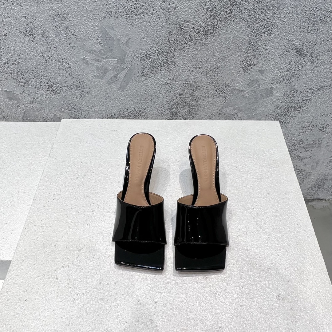 Bottega Veneta Sandales à talons en cuir verni noir bout carré
