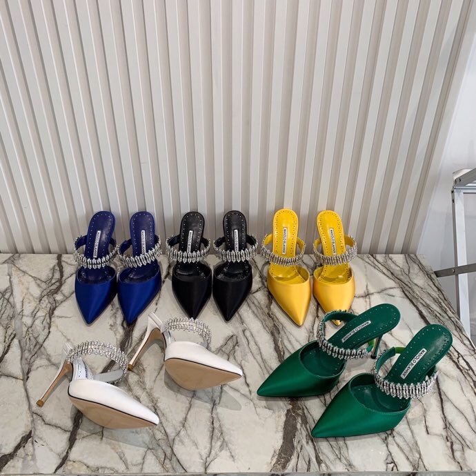 NO:786990,Manolo Blahnik Swarovski diamond long chain, classic and elegant, delicate and restrained. 95mm stiletto heels, pointed toe. No matter what occasion, it stands out from the crowd and is different. Silk satin, sheepskin lining, leather outsole. 3442 size, high heels, manolo blahnik, swarovski, high heels, sheepskin, real silk, Leather soles19860909Manolo Blahnik 施华洛世奇钻石长链,经典优雅,秀气内敛.95mm的细高跟,尖头.不论在哪个场合,都是鹤立鸡群,与众不同.真丝缎面,羊皮内里,真皮大底.3442码,,高跟鞋,manolo blahnik,swarovski,high heels,sheepskin,real silk,Leather soles,Women's Shoes